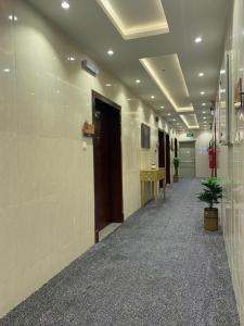 un couloir d'un immeuble de bureaux avec un couloir sidx sidx sidx dans l'établissement القصر المطار, à Abha