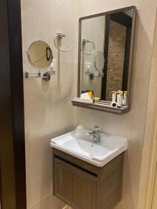 a bathroom with a sink and a mirror at القصر المطار in Abha