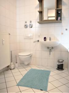 ライプツィヒにあるFerienwohnung am Clara Parkのバスルーム(トイレ、洗面台、ラグ付)