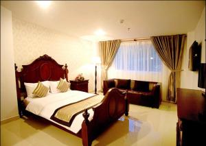 1 dormitorio con 1 cama grande y 1 sofá en New Sunny Hotel, en Ho Chi Minh