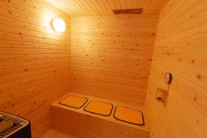 a wooden sauna with a bench in a room at 庭之宿 新大阪日本庭園の家 -Residence inn Niwanoyado- in Osaka