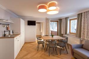Köök või kööginurk majutusasutuses Familienhotel Felsenhof
