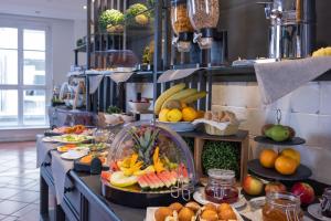ein Buffet mit viel Obst und Gemüse in der Unterkunft Ravensberger Hof in Bielefeld