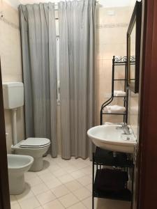 W łazience znajduje się toaleta, umywalka i prysznic. w obiekcie Appartamento Sole in centro a Bologna WI-FI Fibra w Bolonii