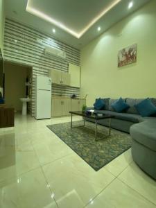uma sala de estar com um sofá e uma mesa em القصر المطار em Abha