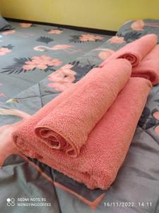 dos toallas sentadas encima de una cama en Chanmuang guesthouse en Mae Hong Son