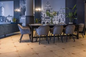 a dining room with a table and chairs at Ravensberger Hof in Bielefeld