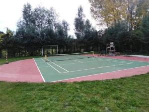 una pista de tenis con una red encima en La Fonte, en Sala Consilina