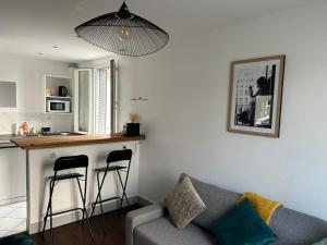 un soggiorno con divano e una cucina di Chic and Elegant - Portes de Paris et la Défense a Bois-Colombes