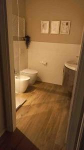 a bathroom with a toilet and a sink at Casa Valla nuova e deliziosa dimora a Formigine in Formigine
