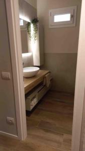 a bathroom with a sink and a mirror at Casa Valla nuova e deliziosa dimora a Formigine in Formigine