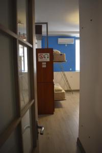 葉瑞文的住宿－SLEEP STUDIO Hostel，一间设有一张床和一扇门的房间
