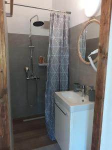 a bathroom with a sink and a shower at Villa Dremissa in Pávliani
