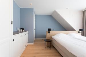 Ein Bett oder Betten in einem Zimmer der Unterkunft Hello Zeeland - Studio's Zuidstraat 1