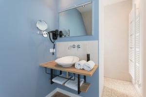 a bathroom with a sink and a mirror at Hello Zeeland - Studio's Zuidstraat 1 in Domburg