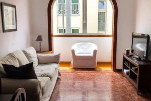 a living room with a couch and a chair at Luminoso y acogedor in Las Palmas de Gran Canaria