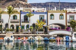 a group of boats in the water in front of a building at Luminoso y acogedor in Las Palmas de Gran Canaria