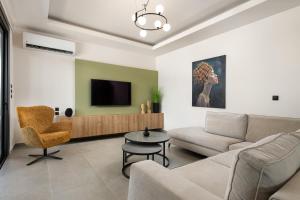 A television and/or entertainment centre at Mirena Luxury Living-Casa di Maria