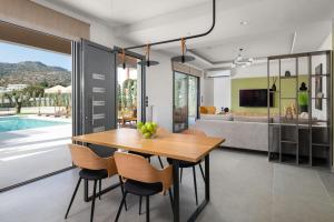 A kitchen or kitchenette at Mirena Luxury Living-Casa di Maria