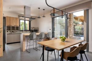 A kitchen or kitchenette at Mirena Luxury Living-Casa di Maria