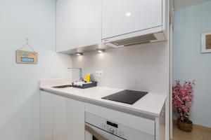 Biała kuchnia ze zlewem i blatem w obiekcie Beach House Apartment, Playa Malagueta w Maladze