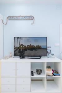 Telewizja i/lub zestaw kina domowego w obiekcie Beach House Apartment, Playa Malagueta