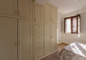 een slaapkamer met witte kasten en een bed bij Casa Sofia - Irpinia in Avellino