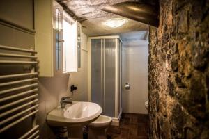 Alpeggio Pruno في Corfino: حمام مع حوض ومرحاض ودش
