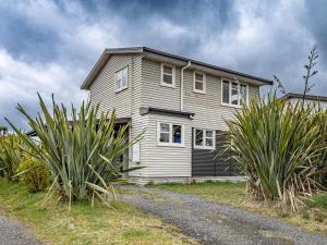 ein Haus mit Pflanzen davor in der Unterkunft Mount Vista - National Park Holiday Home in National Park