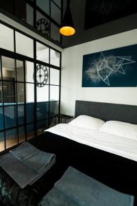 - une chambre avec un lit et une horloge murale dans l'établissement Loft Apartament Patio Vita- Klimatyzacja Garaż podziemny, à Kielce