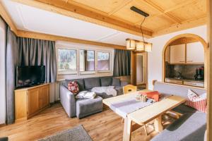 ein Wohnzimmer mit einem Sofa und einem Tisch in der Unterkunft Landhaus Perktold in Nesselwängle