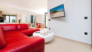 Televízia a/alebo spoločenská miestnosť v ubytovaní Villa PAM Beach house Playa de Muro - 200m to beach with Hot Tub