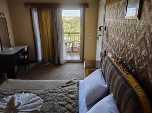 una camera d'albergo con un letto e un balcone di St.George a Il Cairo
