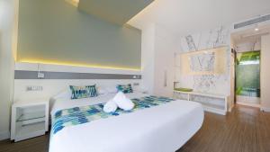 una camera con un grande letto bianco di Hotel Aloe Canteras a Las Palmas de Gran Canaria