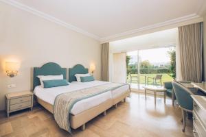Postel nebo postele na pokoji v ubytování Iberostar Waves Averroes