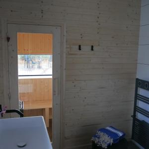 een kamer met een houten muur en een deur bij Maison HOUX in Dominois