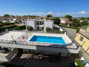 an overhead view of a swimming pool on a house at Residence Vecchio Faro in Cavallino-Treporti