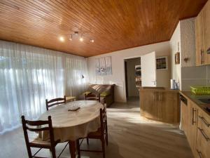 uma cozinha e sala de jantar com mesa e cadeiras em Boost Your Immo Les Deux Alpes 174 / Le Midi em Les Deux Alpes