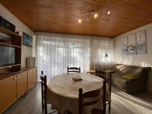 uma sala de estar com uma mesa e um sofá em Boost Your Immo Les Deux Alpes 174 / Le Midi em Les Deux Alpes