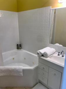 ein weißes Badezimmer mit Badewanne und Waschbecken in der Unterkunft Orange Blossom- Comboyne Mountain Cottages in Comboyne + 18 Fotos