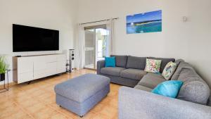 コスタ・デ・アンティグアにあるVilla Melissaのソファとテレビのあるリビングルーム