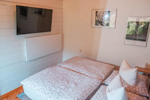 Tempat tidur dalam kamar di Gästehaus auf tollem Anwesen