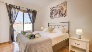 コスタ・デ・アンティグアにあるVilla Melissaのベッドと景色の見える窓のある寝室 +48枚の写真