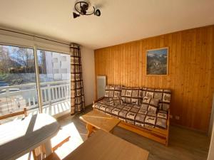 ein Schlafzimmer mit einem Bett und einem großen Fenster in der Unterkunft Boost Your Immo Les Deux Alpes Grande Chaume 173 in Les Deux Alpes