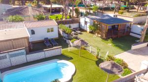 eine Luftansicht auf einen Hinterhof mit einem Pool in der Unterkunft Casa Pinar del Eden Sur in Chiclana de la Frontera