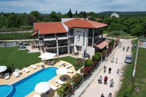 una vista aérea de un complejo con piscina en Villa Amfora, en Kranevo