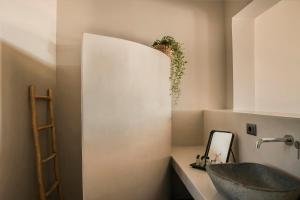 A bathroom at Votsalo Suite-Grand Blue Beach Residence Még 37 kép
