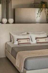 A bed or beds in a room at Votsalo Suite-Grand Blue Beach Residence
