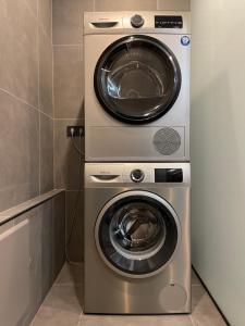 a washing machine and a dryer in a kitchen at Era del Rafel in Escaldes-Engordany