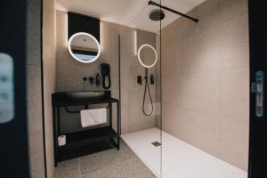 y baño con ducha, lavabo y espejo. en ibis Styles ST Pauls Bay Malta en St. Paul's Bay